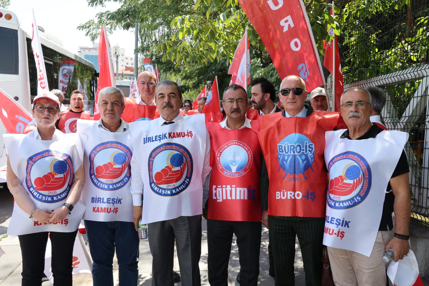 KAMU EMEKÇİLERİ OLARAK GEÇİNEMİYORUZ.